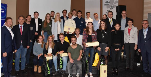 Spitzensportler wohin das Auge schaut: Sportstaatssekretär Günter Kern (r.), LSB-Präsidentin Karin Augustin (2.v.r.), LSB-Vizepräsident Jochen Borchert (3.v.r.) und Lotto-Geschäftsführer Jürgen Häfner (5.v.r.) gratulieren gemeinsam mit den Sponsoren Ralf Anselmann (Weingut Anselmann/l.), Günter Reichart (EWR/2.v.l.) sowie Marc-Oliver Liedke (fortuna online GmbH/Mitte unten mit weißem Hemd) den Protagonisten um Leichtathletin Gesa Krause (4.v.r.) zu ihren Topleistungen im Jahr 2017. Foto: M. Heinze