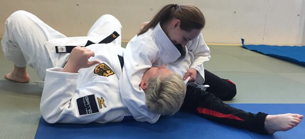Sparkassen-Azubi Anna Heckmann nahm die Weltklasse-Judoka Jasmin Külbs vom JSV Speyer beim Schnuppertraining gleich mal in den Schwitzkasten. Foto: LSB