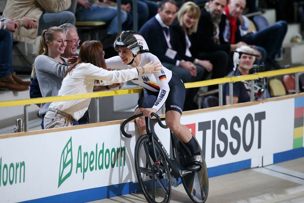Geteilte Freude ist vierfache Freude: Weltmeisterin Miriam Welte nimmt die Glückwünsche ihrer Familie (v.l. Schwester Hannah, Stiefvater und Trainer Frank Ziegler und Mutter Alexandra) entgegen. Foto: LSB/imago