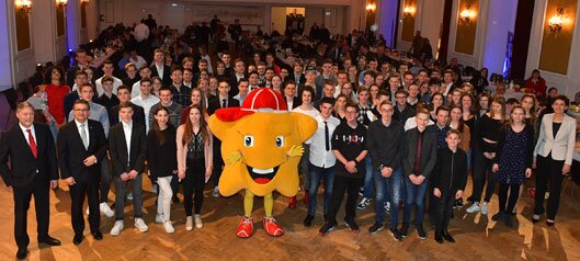 Bester Laune: Die Protagonisten der Sportjugend-Meisterehrung posieren gemeinsam mit LSB-Präsidentin Karin Augustin (vorne rechts), Lotto-Geschäftsführer Jürgen Häfner (vordere Reihe, 2.v.l.) und Dr. Rüdiger Mittendorff von Sponsor Sebamed (vordere Reihe, ganz links) sowie Maskottchen Twinkel für die Kameras und Smartfones. Foto: P. Seydel