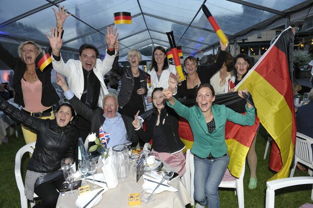 So wie hier über den Einzug der Deutschen Fußball-Nationalelf ins EM-Halbfinale möchten die rheinland-pfälzischen Olympia-Starterinnen Kristin Silbereisen (hintere Reihe, 3. v.l.), Alexandra Engelhardt (hintere Reihe, 5.v.l.), Anna Dogonadze (vorne links), Jiaduo Wu (vorne, 3.v.l.) und Sabrina Mockenhaupt (vorne rechts) auch in London über ihre eigenen Leistungen jubeln. Foto: Peter Seydel 2012_brodenbach1
