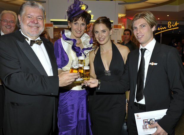 In Feierstimmung (v.l.): Ministerpräsident Kurt Beck, LSB-Präsidentin Karin Augustin, Bahnrad-Olympiasiegerin Miriam Welte und Peter Joppich, der mit dem Team Olympia-Bronze in London geholt hat. Foto: LSB/Peter Seydel 2012_lsbball