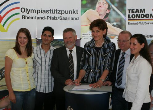 Partnerschaft besiegelt: Dietmar Canis (3.v.l.), Karin Augustin und Steffen Oberst eingerahmt von den Spitzensportlern Miriam Welte und Sasan Dalirnejad (v.l.) sowie Anna Dogonadze (r.). Foto: OSP 2012_osp_vertrag