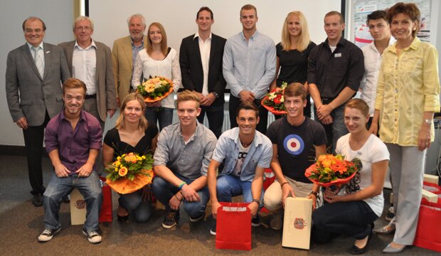 Auf dem besten Weg nach Rio: Die geehrten Spitzensportler um Bahnrad-Olympiasiegerin Miriam Welte (unten ganz rechts) und Deutschlands beste Freiwasserschwimmerin Angela Maurer (unten, 2.v.l.) gemeinsam mit den LSB-Vorstandsmitgliedern Werner Schröter, Lothar Westram, Ulrich Kroeker (hintere Reihe v.l.) sowie LSB-Präsidentin Karin Augustin (hintere Reihe ganz rechts). Foto: D. Sonndag 2013_empfang_spitzensportler_f_d_sonndag
