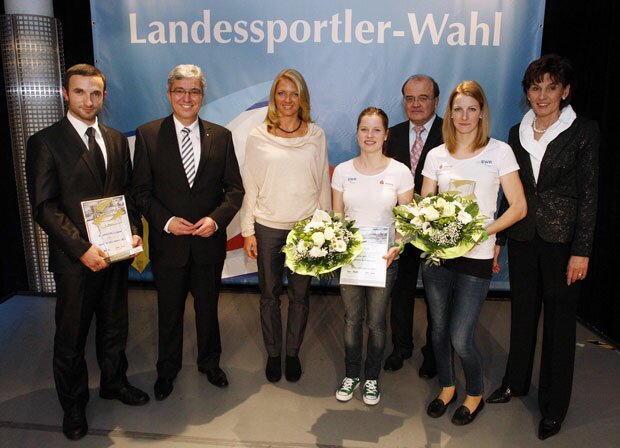 Das offizielle Siegerfoto: Bernhard Brenner (Vorsitzender des LAZ Zweibrücken, Verein des Sportler des Jahres Raphael Holzdeppe - der nicht persönlich anwesend sein konnte), Roger Lewentz (Sportminister), Lilli Schwarzkopf (Sportlerin des Jahres), Sandra Sprinkmeier (gemeinsam mit Katrin Schultheis vom RV Mainz-Ebersheim das Team des Jahres), Werner Schröter (LSB-Vizepräsident Leistungssport), Katrin Schultheis (gemeinsam mit Sandra Sprinkmeier vom RV Mainz-Ebersheim das Team des Jahres) und Karin Augustin (Präsident des Landessportbundes Rheinland-Pfalz). Foto: Timo Schwarz/LSB 2013_landessportlerwahl