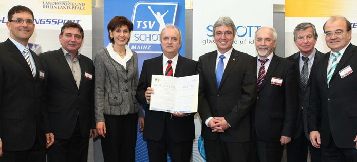 Der Mainzer Technologie SCHOTT AG ist neuer Förderer der Stiftung Sporthilfe Rheinland-Pfalz/Saarland. V.l.:Stefan Brenner, Hockeyverband Rheinland-Pfalz/Saar; Günter Beck, komm. OB Stadt Mainz; Karin Augustin, LSB-Präsidentin und Vorsitzende der Sporthilfe; Prof. Dr. Udo Ungeheuer, Vorstandsvorsitzender der SCHOTT AG; Roger Lewentz, rheinland-pfälzischer Sportminister; Gerd Meyer, Präsident des Landessportverbandes des Saarlandes; Werner Zimmer, Vizepräsident des LSVS, Werner Schröter, LSB-Vizepräsident Leistungssport Der Mainzer Technologie SCHOTT AG ist neuer Förderer der Stiftung Sporthilfe Rheinland-Pfalz/Saarland. V.l.:Stefan Brenner, Hockeyverband Rheinland-Pfalz/Saar; Günter Beck, komm. OB Stadt Mainz; Karin Augustin, LSB-Präsidentin und Vorsitzende der Sporthilfe; Prof. Dr. Udo Ungeheuer, Vorstandsvorsitzender der SCHOTT AG; Roger Lewentz, rheinland-pfälzischer Sportminister; Gerd Meyer, Präsident des Landessportverbandes des Saarlandes; Werner Zimmer, Vizepräsident des LSVS, Werner Schröter, LSB-Vizepräsident Leistungssport