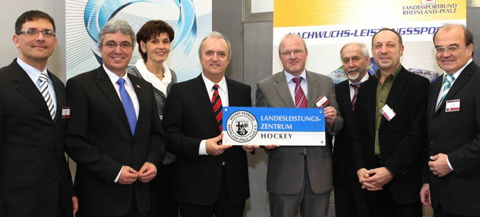 Der Hockeyverband Rheinland-Pfalz/Saar zeichnet den TSV SCHOTT als neues Landesleistungszentrum Hockey aus. Der Hockeyverband Rheinland-Pfalz/Saar zeichnet den TSV SCHOTT als neues Landesleistungszentrum Hockey aus.